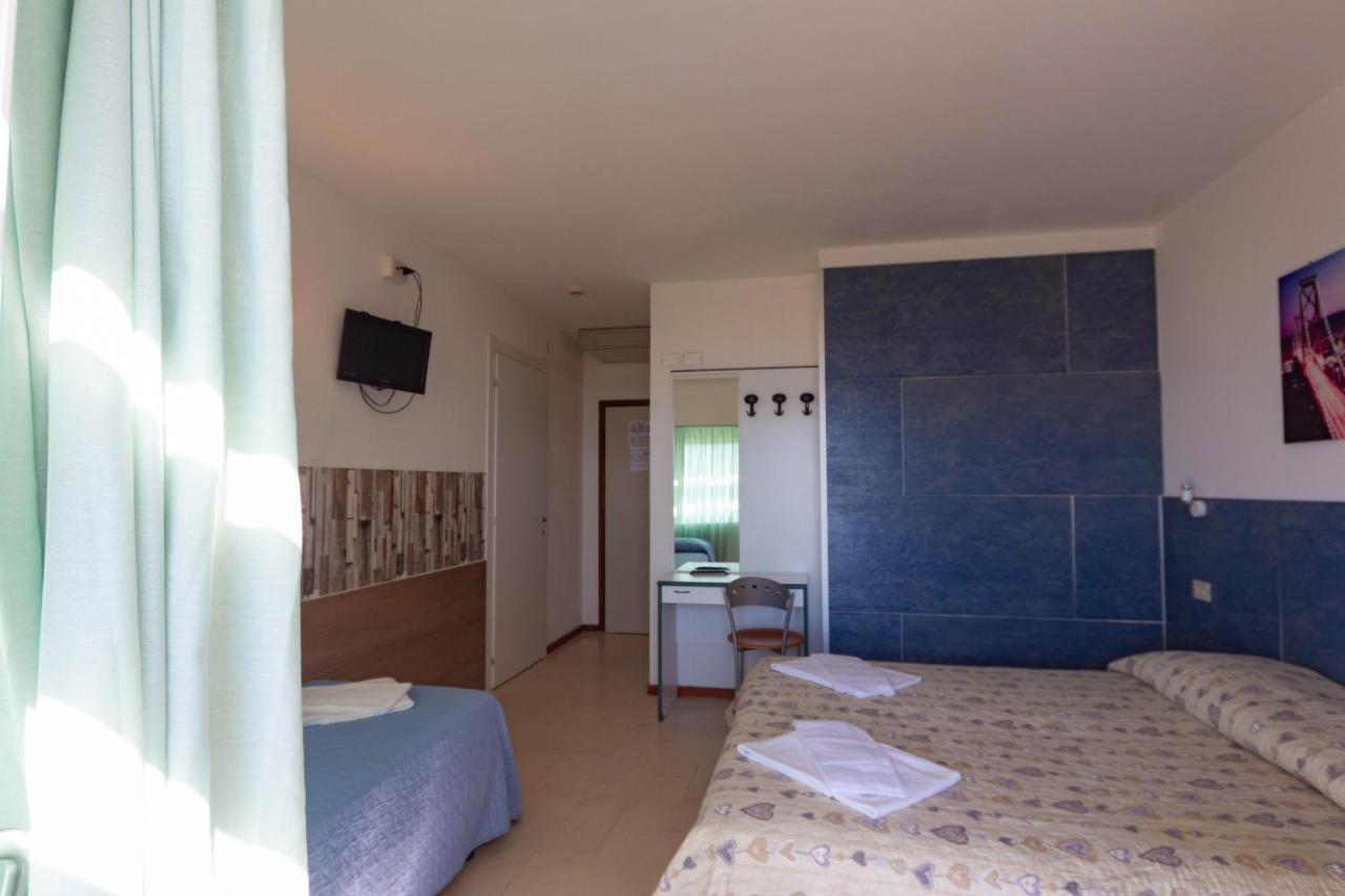 Hotel Ambra Lignano Sabbiadoro Exterior photo