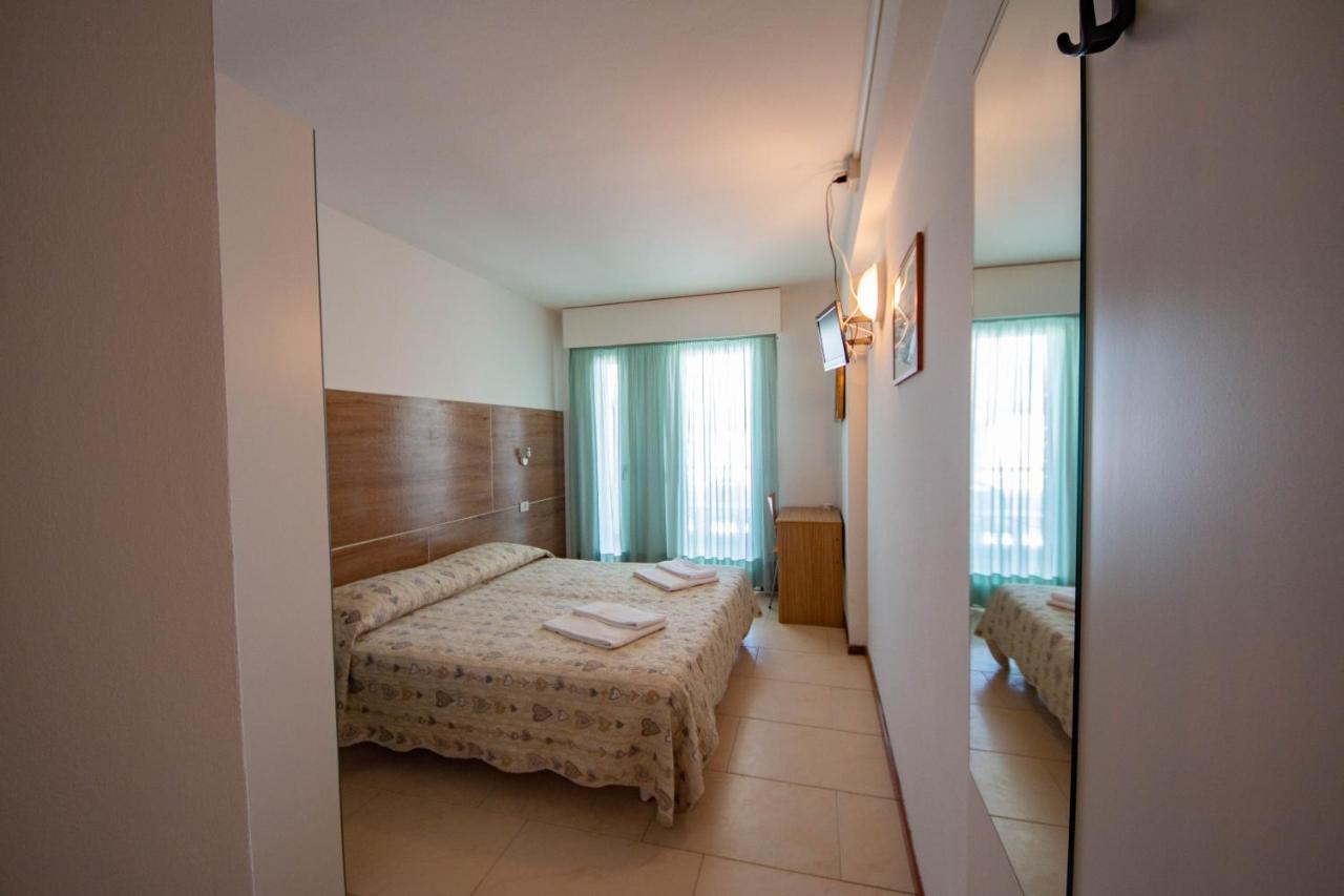 Hotel Ambra Lignano Sabbiadoro Exterior photo