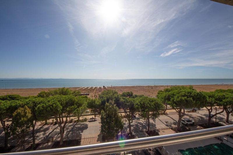 Hotel Ambra Lignano Sabbiadoro Exterior photo