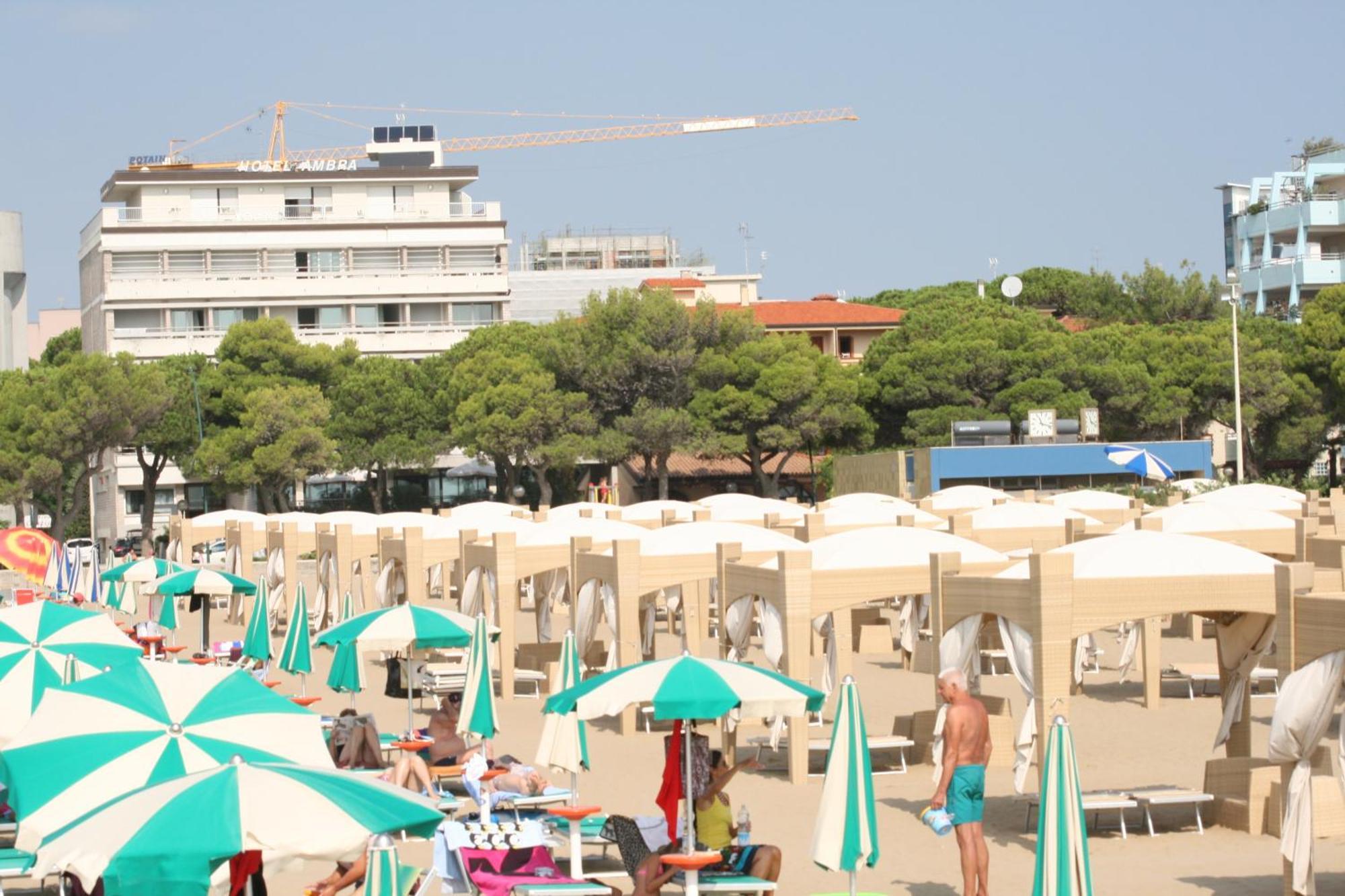 Hotel Ambra Lignano Sabbiadoro Exterior photo