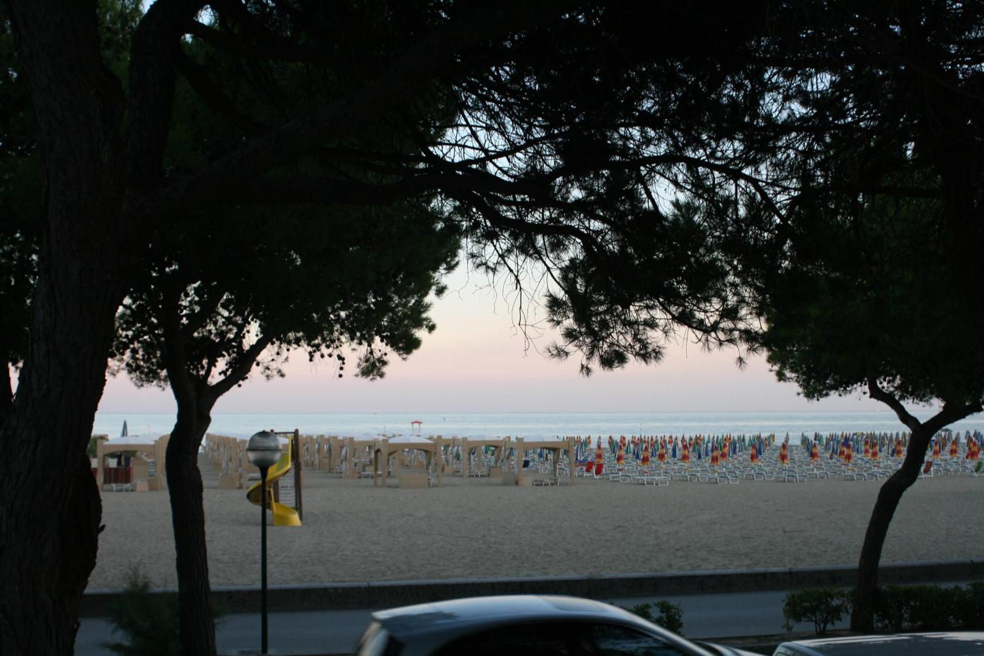 Hotel Ambra Lignano Sabbiadoro Exterior photo